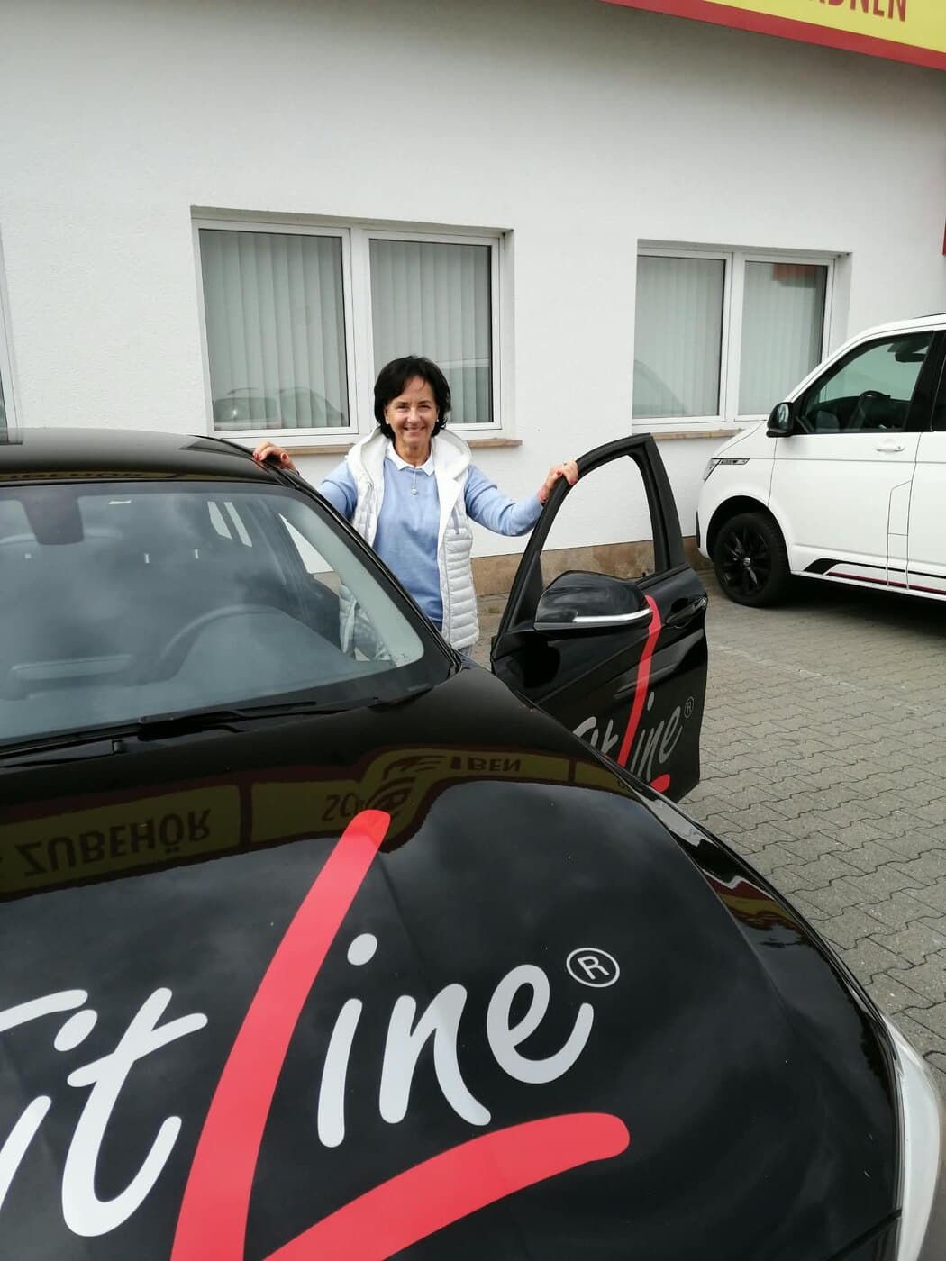 Anne Vierling mit ihrem FitLine-Fahrzeug