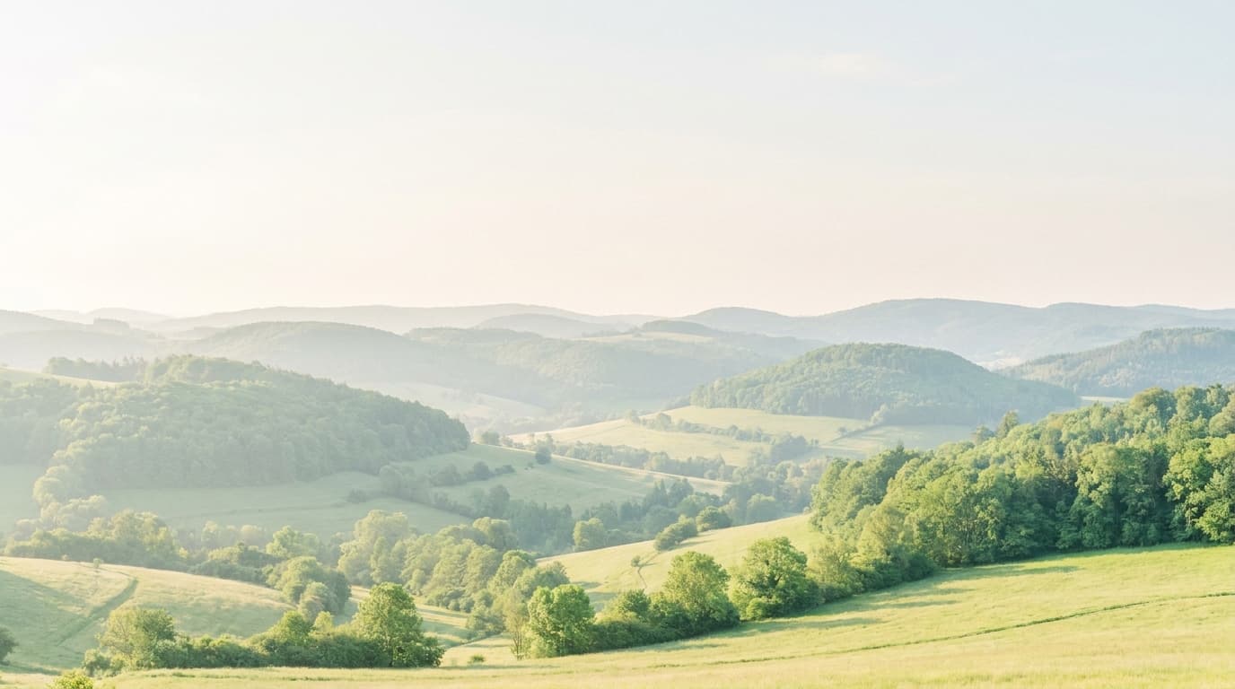 Sanfte Hügellandschaft im Morgenlicht — Raum zum Durchatmen